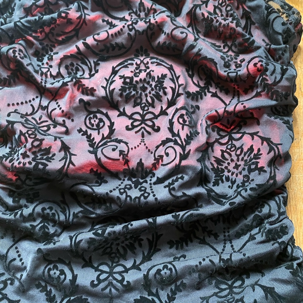 Black and Red Patterned Ruched Top - Picture 2 of 3